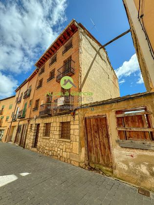 Foto 1 de Casa adossada en venda a Burgo de Osma-Ciudad de Osma de 6 habitacions amb jardí i balcó