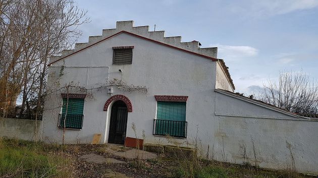Foto 1 de Casa rural en venda a calle Salvador Sanchez Teran de 4 habitacions amb terrassa i jardí