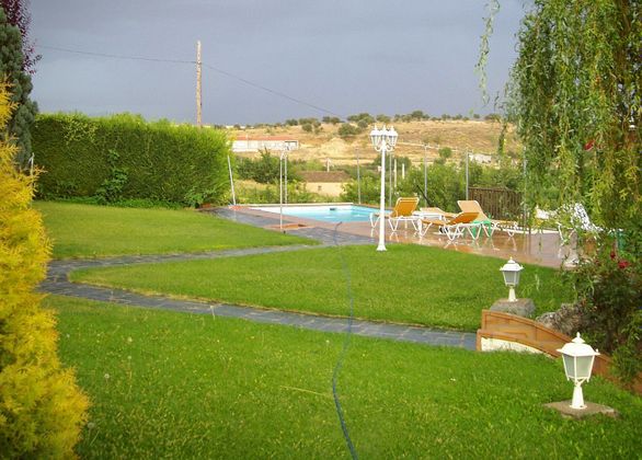 Foto 1 de Venta de chalet en calle Huertas de Valhondo de 4 habitaciones con terraza y piscina