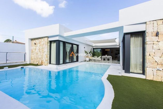 Foto 1 de Venta de casa en La Pedrera-Vessanes de 4 habitaciones con terraza y piscina