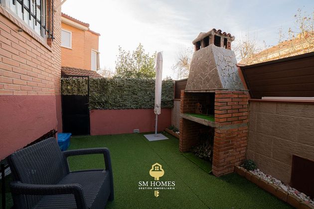 Foto 1 de Casa adosada en venta en Mejorada del Campo de 4 habitaciones con terraza y piscina