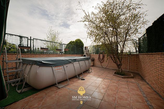 Foto 1 de Casa adosada en venta en Mejorada del Campo de 4 habitaciones con terraza y piscina
