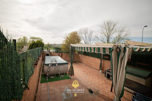 Foto 1 de Casa adossada en venda a Mejorada del Campo de 4 habitacions amb terrassa i piscina