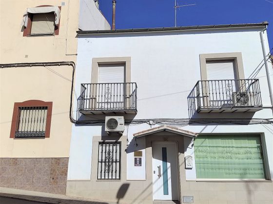 Foto 1 de Casa adossada en venda a calle Reyes Católicos de 3 habitacions amb terrassa i jardí