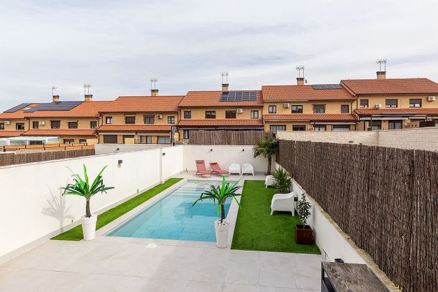 Foto 2 de Casa adossada en venda a El Pinar - La Dehesa - Resto de Navalcarnero de 4 habitacions amb terrassa i piscina