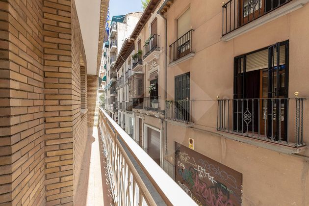 Foto 1 de Piso en venta en Centro - Granada de 4 habitaciones con balcón y ascensor