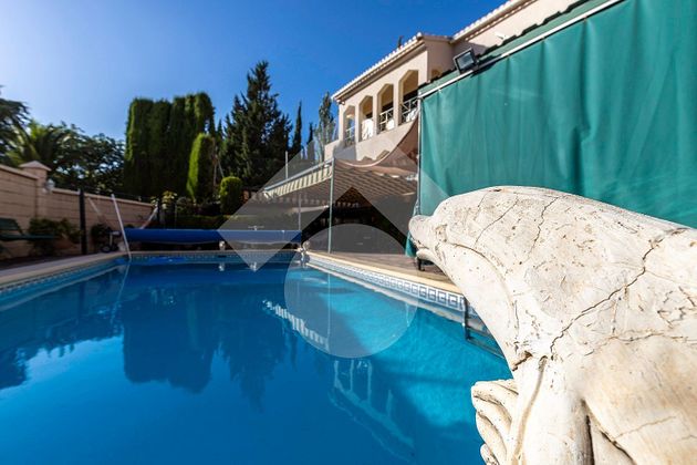 Foto 2 de Chalet en venta en Huétor de Santillán de 5 habitaciones con terraza y piscina