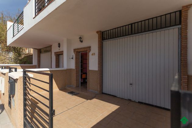 Foto 1 de Casa adossada en venda a Calicasas de 3 habitacions amb terrassa i garatge