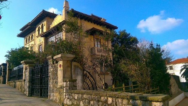 Foto 2 de Casa en venda a El Sardinero de 6 habitacions amb garatge i jardí