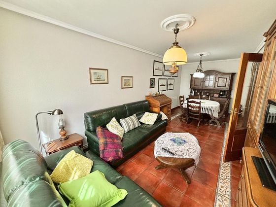 Foto 2 de Casa adossada en venda a La Overuela de 3 habitacions amb terrassa i garatge