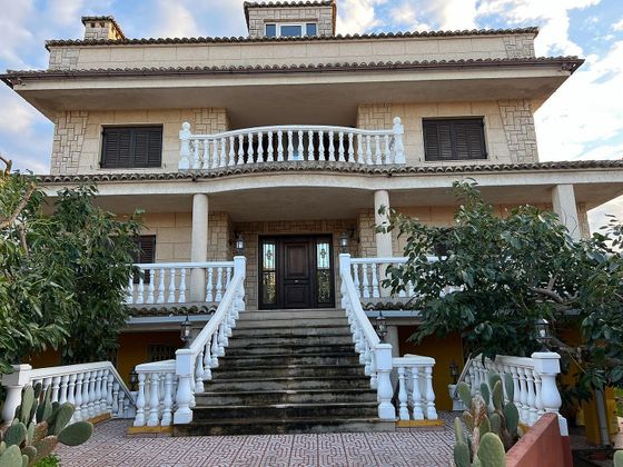 Foto 1 de Casa en venta en La Vega - Marenyet de 9 habitaciones con terraza y piscina