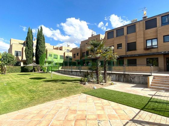 Foto 1 de Casa adossada en venda a Zona Carretera del Plantío de 5 habitacions amb terrassa i piscina