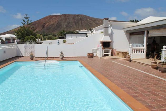 Foto 2 de Xalet en venda a Playa Blanca de 5 habitacions amb terrassa i piscina