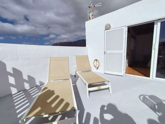 Foto 2 de Venta de dúplex en Caleta de Famara de 3 habitaciones con terraza y piscina