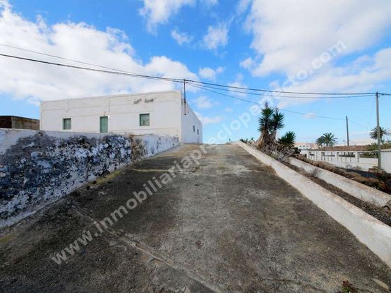 Foto 2 de Venta de chalet en Tinajo de 5 habitaciones con terraza