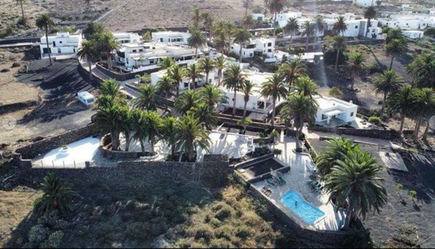 Foto 1 de Chalet en venta en Haría pueblo de 22 habitaciones con terraza y piscina