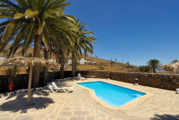 Foto 2 de Chalet en venta en Haría pueblo de 22 habitaciones con terraza y piscina