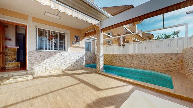 Foto 1 de Venta de chalet en calle De Hierro de 4 habitaciones con terraza y piscina