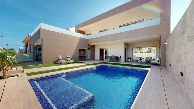 Foto 1 de Chalet en venta en San Pedro del Pinatar de 4 habitaciones con terraza y piscina