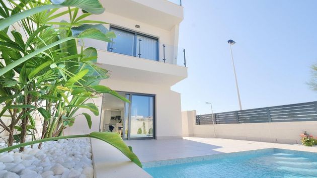 Foto 1 de Venta de casa en Urbanizaciones de 4 habitaciones con terraza y piscina