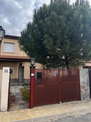 Foto 1 de Casa adossada en venda a Hontanares de Eresma de 4 habitacions amb terrassa i piscina