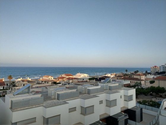 Foto 2 de Venta de casa en Guardamar Playa de 3 habitaciones con terraza y piscina