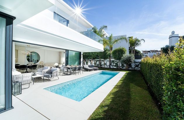 Foto 2 de Casa en venta en Nueva Andalucía centro de 4 habitaciones con terraza y piscina