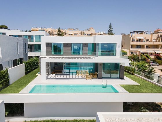 Foto 1 de Alquiler de chalet en Cabo Pino - Reserva de Marbella de 5 habitaciones con terraza y piscina