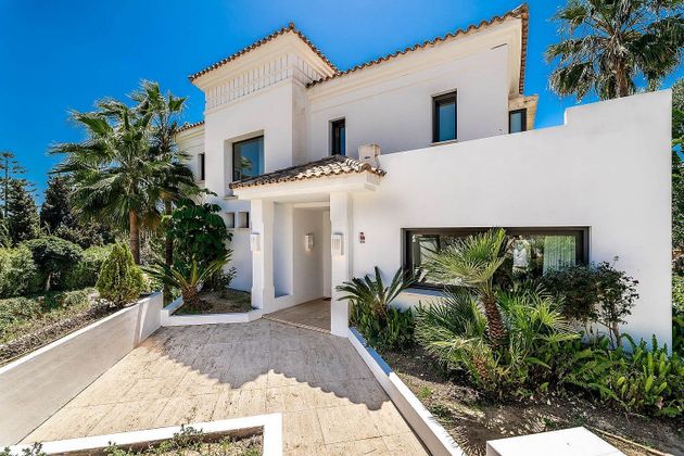 Foto 1 de Venta de casa en Lomas de Marbella Club - Puente Romano de 5 habitaciones con terraza y piscina
