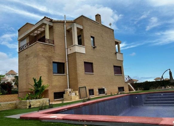 Foto 2 de Chalet en venta en Nucia (la) de 6 habitaciones con piscina y garaje