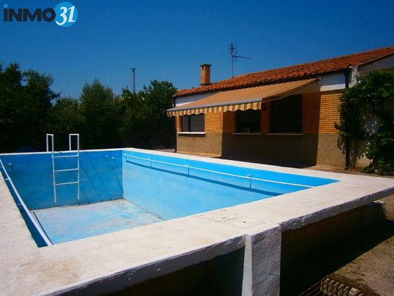 Foto 1 de Casa adosada en venta en Mélida de 3 habitaciones con terraza y piscina