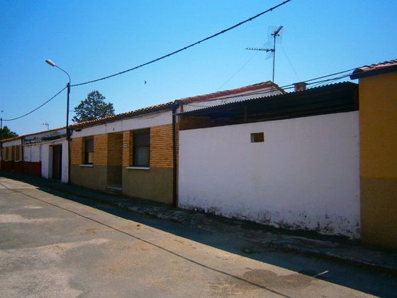 Foto 2 de Casa adossada en venda a Mélida de 3 habitacions amb terrassa i piscina