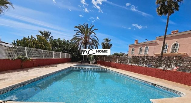Foto 2 de Casa en venda a Colonia Escandinavia-Cautivador de 2 habitacions amb terrassa i piscina