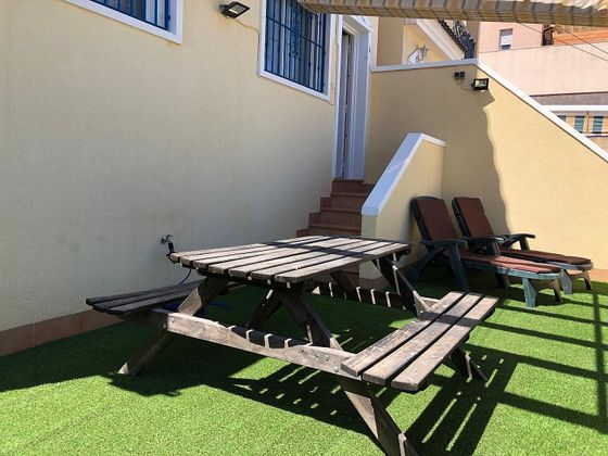 Foto 1 de Casa en venda a Guardamar Playa de 2 habitacions amb terrassa i piscina
