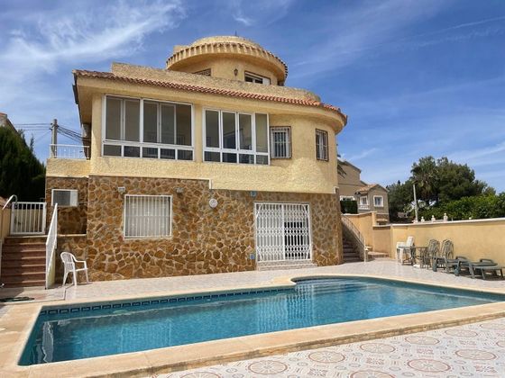 Foto 1 de Casa en venda a Villamartín de 4 habitacions amb terrassa i piscina