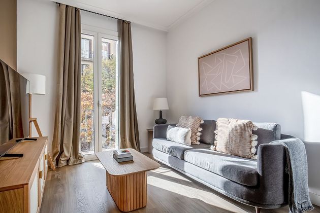 Foto 1 de Alquiler de piso en La Sagrada Família de 1 habitación con muebles y aire acondicionado