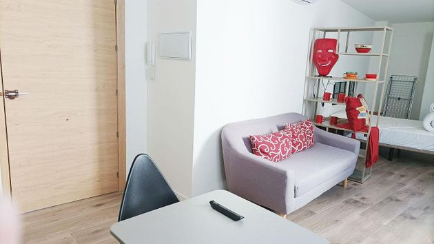 Foto 1 de Alquiler de piso en Ctra. Circunvalación - La Magdalena de 1 habitación con muebles y aire acondicionado