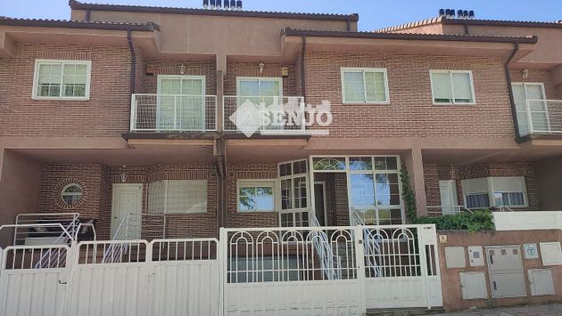 Foto 1 de Casa adosada en venta en Los Hueros de 4 habitaciones con terraza y piscina