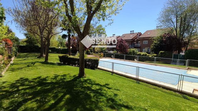 Foto 2 de Casa adossada en venda a Los Hueros de 4 habitacions amb terrassa i piscina