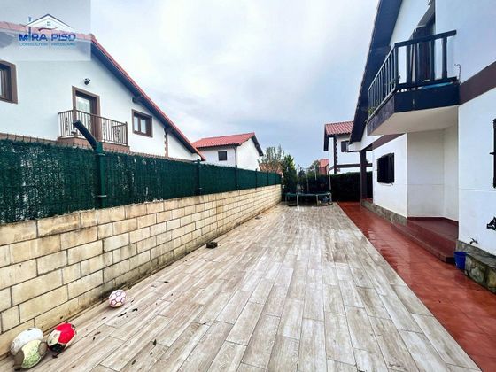 Foto 2 de Casa adossada en venda a barrio Zoña de 3 habitacions amb terrassa i garatge