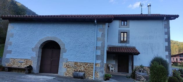 Foto 1 de Casa en venta en barrio Errementañe San Antón de 6 habitaciones con terraza y jardín