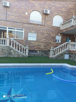 Foto 1 de Casa adossada en venda a Mejorada del Campo de 5 habitacions amb terrassa i piscina
