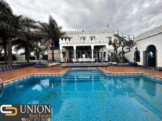Foto 2 de Xalet en venda a Centro - Norte de 5 habitacions amb terrassa i piscina