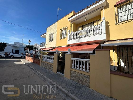 Foto 1 de Casa adossada en venda a Centro - Zona Playas de 4 habitacions amb terrassa i jardí