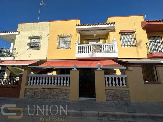 Foto 2 de Casa adossada en venda a Centro - Zona Playas de 4 habitacions amb terrassa i jardí