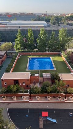 Foto 1 de Pis en venda a calle Constitución de 3 habitacions amb piscina i garatge