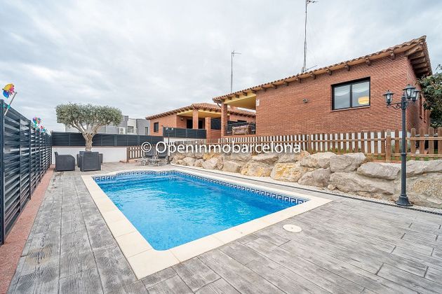 Foto 1 de Casa en venda a calle Del Mig de 4 habitacions amb terrassa i piscina