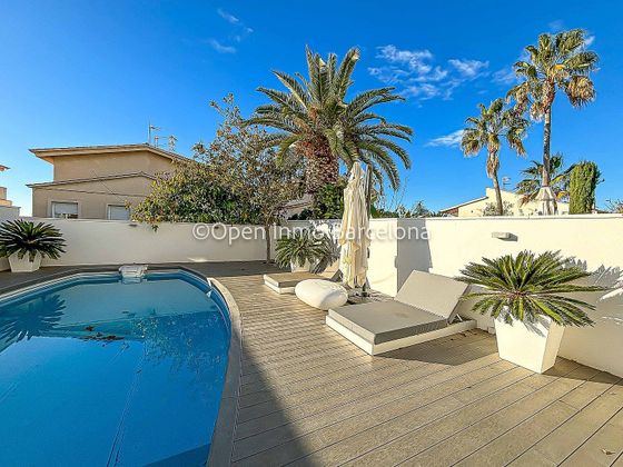 Foto 1 de Casa en venda a calle Del Tennis de 4 habitacions amb terrassa i piscina