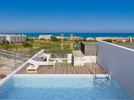 Foto 1 de Venta de casa en Guardamar Playa de 3 habitaciones con terraza y piscina