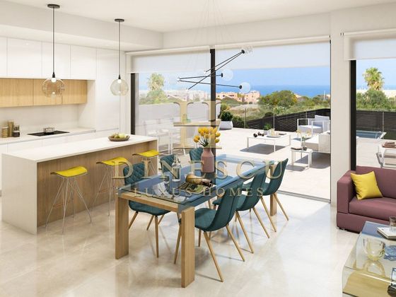 Foto 2 de Casa en venda a Guardamar Playa de 3 habitacions amb terrassa i piscina